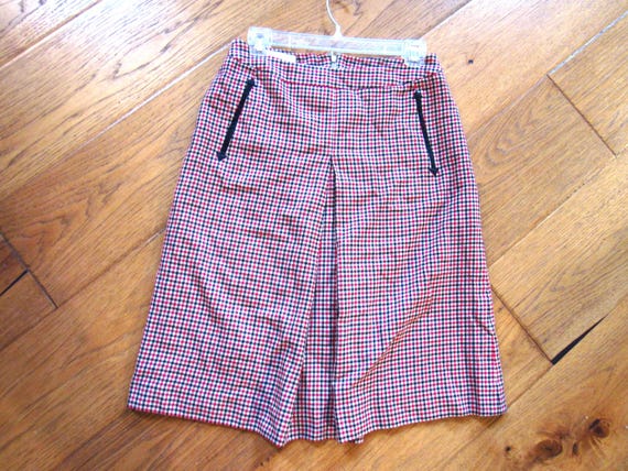 Aquascutum, Vintage Aquascutum of London Pleated Wool Skirt size 10 / 42 Red/Black Check Pattern 28" x 24" Made in Hong Kong Pockets Lining