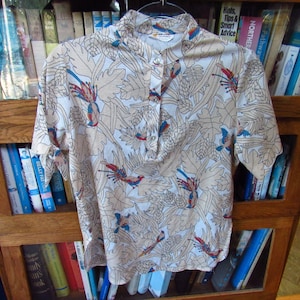 Vintage 1970's EL MAR California Women's 3-Button Pullover Blouse Shortsleeve with Sleeve Ties Tropical Birds Pattern High Mandarin Collar