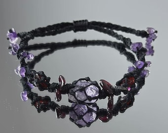 Bracciale in macramè con cristalli grezzi di ametista e granato: gioielli boho protettivi
