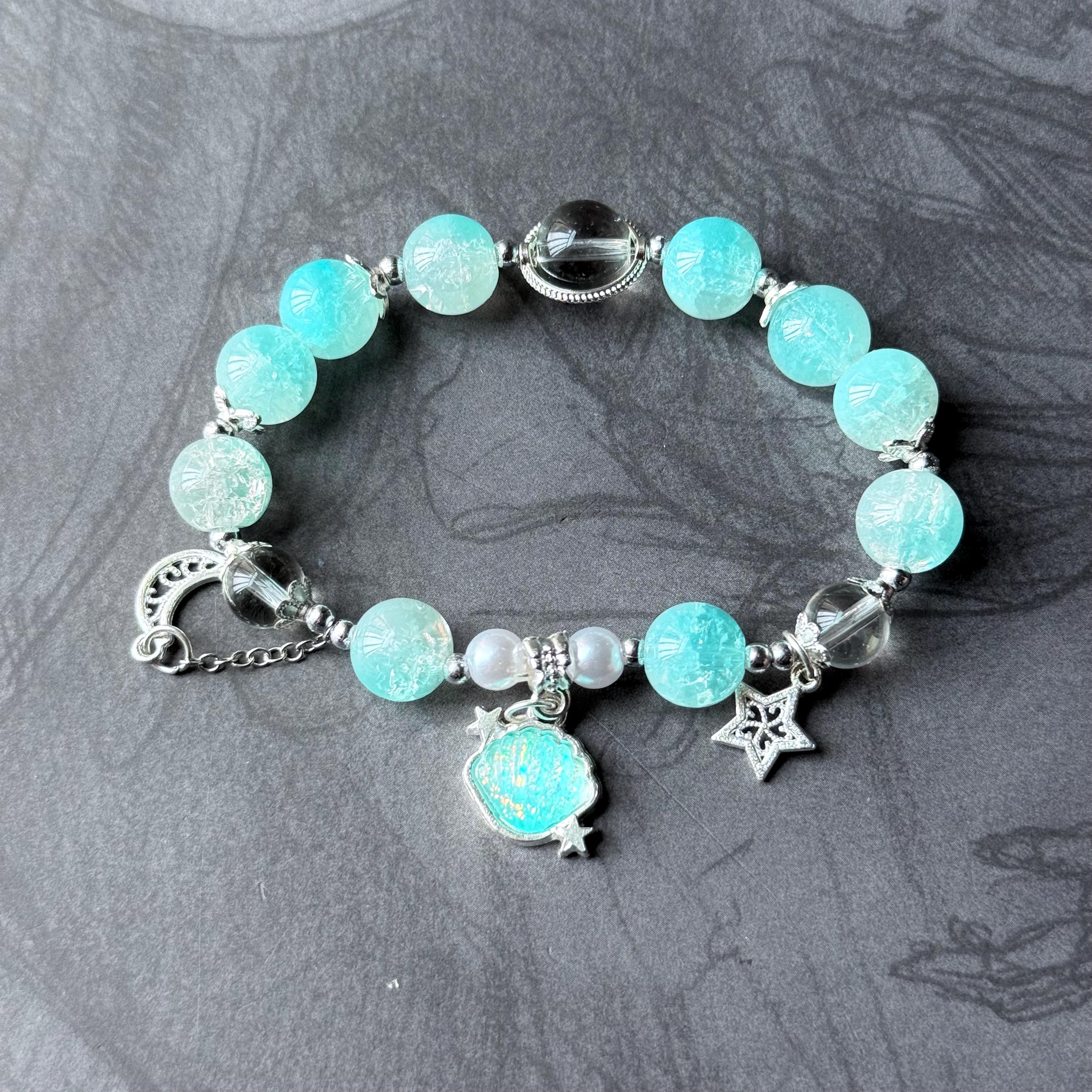 Armband der Hexenjägergilde - Met Rumi, Mira & Zoey, Emaille-Zwaard- en Armband der Hexenjägergilde - Met Rumi, Mira & Zoey, Emaille-Zwaard- en