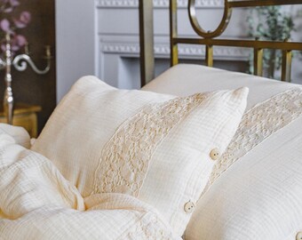 Set di biancheria da letto Heritage in doppia garza di cotone 100% certificato OEKO-TEX, copripiumino in pizzo, lenzuolo con angoli, federe, cuscini piccoli inclusi, traspirante e morbido.