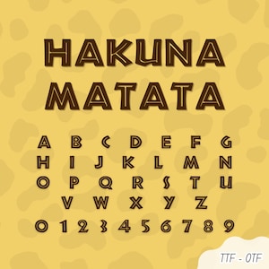 Può includere: Un set di caratteri marroni con le parole "HAKUNA MATATA" in alto. Sotto ci sono le lettere dell'alfabeto e i numeri 0-9. Lo sfondo è di colore marrone chiaro con macchie marroni più scure. Il carattere è TTF-OTF.