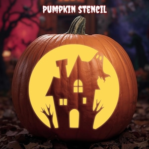 Könnte beinhalten: Ein geschnitzter orangefarbener Kürbis mit einem gruseligen Geisterhaus- und Geisterdesign. Der Kürbis hat den roten Text "PUMPKIN STENCIL" oben. Das Design leuchtet gelb, ideal für Halloween.