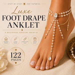 Könnte beinhalten: Ein Fuß mit einem goldenen und perlenbesetzten Fußkettchen, das einen zentralen, klaren Edelstein und einen tropfenförmigen Anhänger aufweist. Der Text im Bild lautet: "Luxe Foot Drape Anklet" und "A Beginner Jewelry Manual". Eine Grafik zeigt 122 Seiten.
