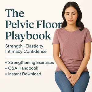 Puede incluir: Texto de The Pelvic Floor Playbook con las palabras Fuerza, Elasticidad, Intimidad y Confianza. El texto está encima de una lista de viñetas: Ejercicios de fortalecimiento, Manual de preguntas y respuestas y Descarga instantánea. Una mujer con una camiseta color malva y vaqueros está en la imagen.