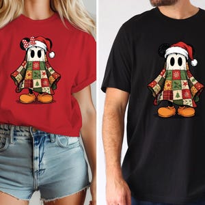 Peut inclure: T-shirts rouges et noirs avec un personnage de fantôme de dessin animé vêtu d'une courtepointe patchwork sur le thème de Noël et d'un bonnet de Père Noël. Le fantôme a des chaussures orange et un nœud Minnie Mouse. Les chemises sont adaptées à la saison des fêtes.