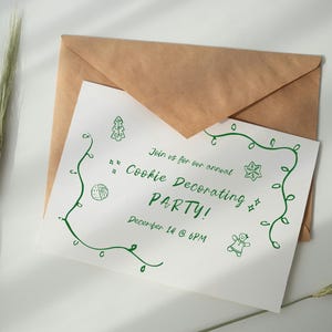 Pode incluir: Um cart&atilde;o de convite branco com ilustra&ccedil;&otilde;es verdes de &aacute;rvores de Natal, estrelas e um homem de gengibre. O texto no cart&atilde;o diz "Join us for our annual Cookie Decorating Party! December 14 @ 6PM".
