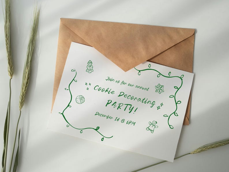 Pode incluir: Um cart&atilde;o de convite branco com ilustra&ccedil;&otilde;es verdes de &aacute;rvores de Natal, estrelas e um homem de gengibre. O texto no cart&atilde;o diz "Join us for our annual Cookie Decorating Party! December 14 @ 6PM".