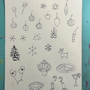 Pode incluir: Uma ilustra&ccedil;&atilde;o em preto e branco de v&aacute;rias imagens com tema natalino e invernal, incluindo enfeites, flocos de neve, estrelas, uma &aacute;rvore de Natal, uma rena, luvas, uma flor de natal, um prato de peixe, uma ta&ccedil;a de champanhe e um bast&atilde;o de caramelo.