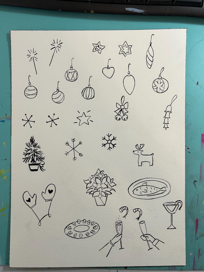 Pode incluir: Uma ilustra&ccedil;&atilde;o em preto e branco de v&aacute;rias imagens com tema natalino e invernal, incluindo enfeites, flocos de neve, estrelas, uma &aacute;rvore de Natal, uma rena, luvas, uma flor de natal, um prato de peixe, uma ta&ccedil;a de champanhe e um bast&atilde;o de caramelo.