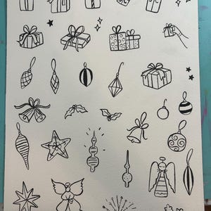 Pode incluir: Uma ilustra&ccedil;&atilde;o desenhada &agrave; m&atilde;o em preto e branco de v&aacute;rios ornamentos de Natal e caixas de presente. A ilustra&ccedil;&atilde;o inclui uma estrela, um floco de neve, um sino, um topo de &aacute;rvore de Natal, um anjo, um ramo de azevinho e uma caixa de presente com um la&ccedil;o.
