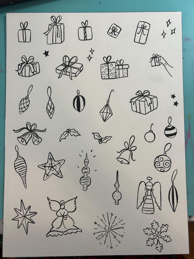 Pode incluir: Uma ilustra&ccedil;&atilde;o desenhada &agrave; m&atilde;o em preto e branco de v&aacute;rios ornamentos de Natal e caixas de presente. A ilustra&ccedil;&atilde;o inclui uma estrela, um floco de neve, um sino, um topo de &aacute;rvore de Natal, um anjo, um ramo de azevinho e uma caixa de presente com um la&ccedil;o.