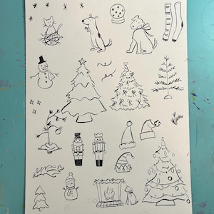 Pode incluir: Ilustra&ccedil;&otilde;es desenhadas &agrave; m&atilde;o em preto e branco de v&aacute;rios objetos com tema natalino, incluindo um boneco de neve, um gato, um c&atilde;o, uma &aacute;rvore de Natal, um quebra-nozes, uma lareira e uma meia.
