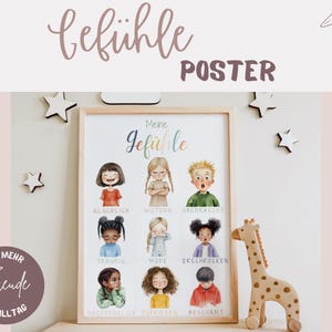 Può includere: Un poster incorniciato con la parola "Gefühle" in alto e "Poster" sotto. Il poster presenta illustrazioni di bambini che esprimono diverse emozioni, con parole tedesche come "Glücklich" e "Traurig" sotto ogni immagine. Un giocattolo a forma di giraffa in legno è sulla destra.
