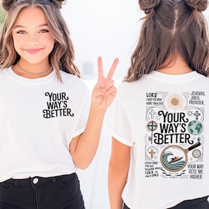 Op de afbeelding: Wit T-shirt met de tekst "YOUR WAY'S BETTER" op de voor- en achterkant. De achterkant van het shirt heeft extra tekst en afbeeldingen, waaronder een vergrootglas, golven en een boot.