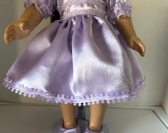 Lavendel Satin Kleid und Schuhe für 18 zoll Puppe