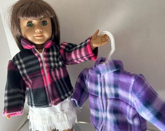 Chaqueta polar a cuadros rosa o morada para muñeca de 18"