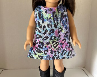 Bunt mit schwarzem glänzendem kurzen Kleid und schwarzen Stiefeln für 18 "Mädchen - Puppe