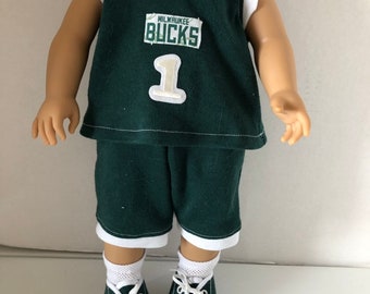 Conjunto de baloncesto de los Milwaukee Bucks o de otros equipos (camiseta, pantalones cortos, calcetines y zapatos) para muñeco/muñeca de 45 cm (niña o niño) con envío gratis.