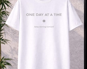 En dag i taget T-shirt, minimalistisk citat-t-shirt, enkel typografisk t-shirt, unisex