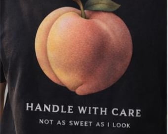 Persikafärgad t-shirt med grafisk design, minimalistisk streetwear-tröja, rolig persikatröja