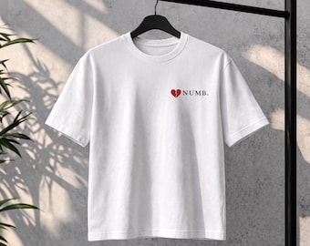 Numb T-shirt, Minimalistisk Grafisk T-shirt, Streetwear-tröja med smal bröstknäppning