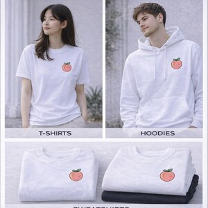 Puede incluir: Imagen de camisetas, sudaderas con capucha y sudaderas blancas con un dise&ntilde;o de melocot&oacute;n. El texto dice "DISPONIBLE EN M&Uacute;LTIPLES ESTILOS". La imagen tambi&eacute;n incluye el texto "T-SHIRTS", "HOODIES" y "SWEATSHIRTS".