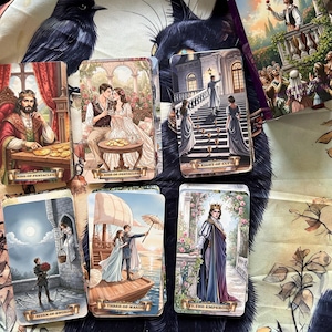 Könnte beinhalten: Eine Sammlung von Tarotkarten mit illustrierten Szenen, darunter der König der Münzen, die Neun der Münzen, die Acht der Kelche, die Sieben der Schwerter, die Drei der Stäbe und der Kaiser, sowie eine Schachtel mit einer Figur auf einem Balkon.