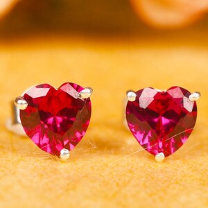 Orecchini a bottone con cuore e rubino in oro 14 carati / Gioielli solitari romantici, gioielli da festa, regali