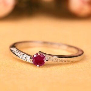Massieve 14k gouden ruby bandring, diamant stapelen, bruiloft, minimalistische geboortesteen juli, jubileumcadeau