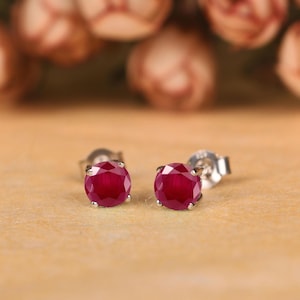 Pendientes de rubí redondos de 6 mm, piedra natal de julio, regalo para ella, para uso diario.