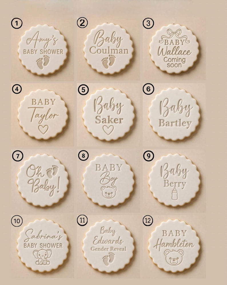 Puede incluir: Una colecci&oacute;n de doce galletas redondas blancas con bordes festoneados, cada una grabada con textos y gr&aacute;ficos &uacute;nicos sobre beb&eacute;s, incluyendo nombres como Amy's, Taylor y Saker, junto con iconos de huellas, corazones, un biber&oacute;n y ositos de peluche.