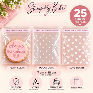 Puede incluir: Tres bolsas de pl&aacute;stico transparente autoadhesivas de 7 cm por 10 cm. Una bolsa contiene una galleta redonda con glaseado rosa que dice Amy's BABY SHOWER. La segunda tiene lunares blancos y la tercera corazones blancos. Texto Stamp My Bake.