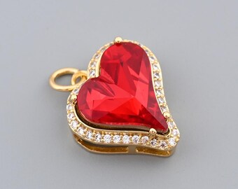 Colgante de corazón de circonita roja bañado en oro de 18 quilates con marco de circonita brillante para collar y pulsera, 14,8 x 16,9 mm.