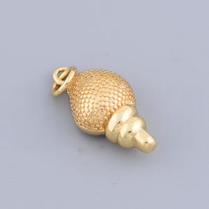 Minimalistischer 18K Gold Filled Eichel Anhänger, Zierlicher Wald Schmuck Charm als Symbol für Stärke und Wohlstand 19.5 x 10 mm