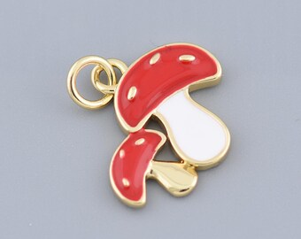 Pendentif champignon rouge espiègle, breloque champignon vénéneux en émail rempli d'or 18 carats pour bijoux nature et cottagecore 17 x 15,5 mm