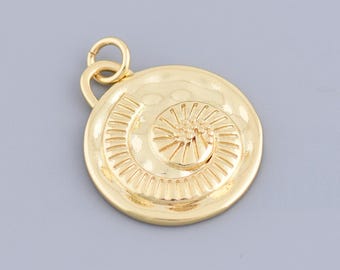 Moderno ciondolo rotondo celeste riempito in oro 18 carati, ciondolo spirituale con sole e luna per elegante collana boho 19 x 22 mm