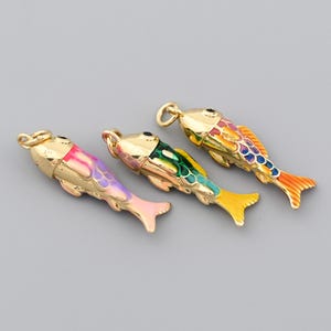 Colgante único de pez multicolor relleno de oro de 18 quilates con detalle de esmalte, para collar hecho a mano, 7,5 x 27 mm