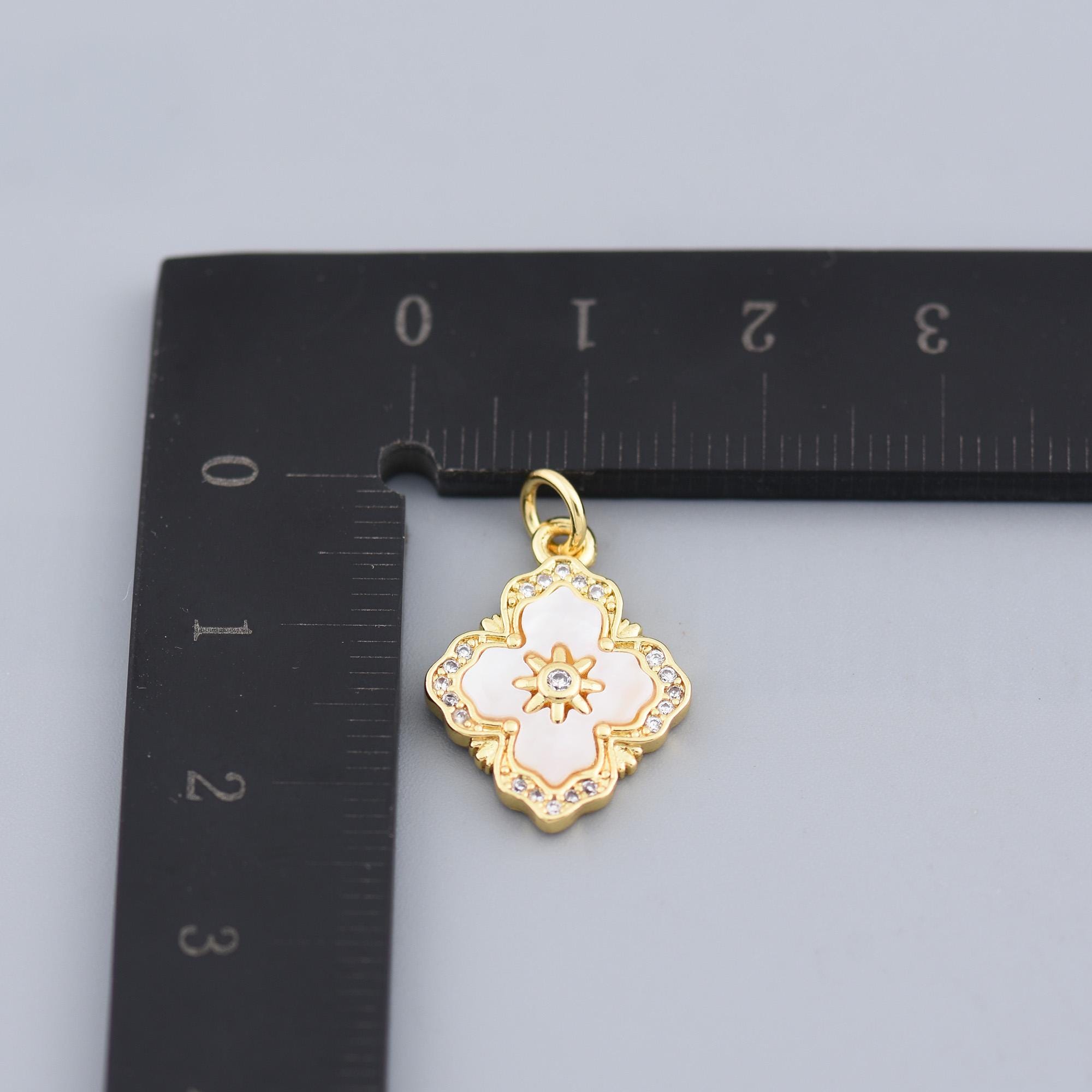 Collana con ciondolo a forma di quadrifoglio, placcata in oro
