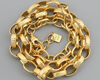 Collar grueso martillado elaborado con eslabones de barra rellenos de oro de 18 quilates en una construcción de cadena en capas de 59 + 6 cm