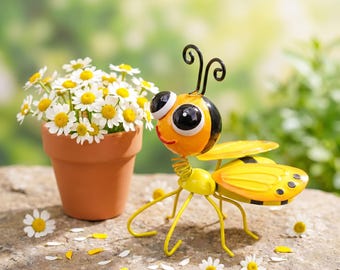 Metal Bee Garden Decor, 3D Iron Bee Sculpture for Bee Lovers, Whimsical Insect Yard Art, Spring Patio Decoration Gift