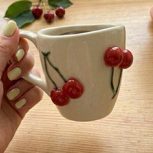 Taza de cerámica con diseño de cereza roja, taza de café de porcelana hecha a mano, cerámica con diseño de frutas, taza de té, vajilla artesanal de verano, 300 ml / 10.1 fl oz