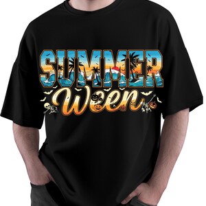 Può includere: T-shirt nero con una grafica colorata che dice "SUMMER Ween". La grafica presenta una scena di spiaggia con palme, onde e un tramonto, insieme a elementi a tema Halloween come pipistrelli, zucche e scheletri.