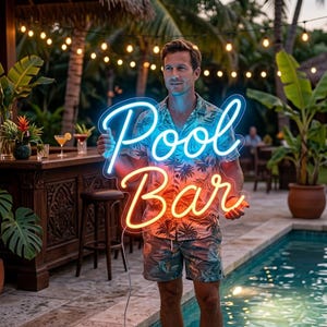 Könnte beinhalten: Ein Neon-Schild mit der Aufschrift "Pool Bar" in blau und orangefarbener Schrift. Die Person hält das Schild in der Nähe eines Pools. Im Hintergrund befinden sich eine Bar, tropische Pflanzen und Lichterketten.