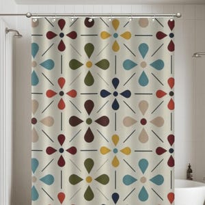 Puede incluir: Cortina de ducha crema con un patrón floral repetido en rojo, azul, amarillo, verde y marrón. Las flores están dispuestas en una cuadrícula con finas líneas negras. La cortina está en un baño.