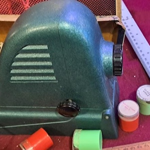 Antiker Filmstreifenprojektor (Magisches Blitzlicht) & Koffer [INS10451]