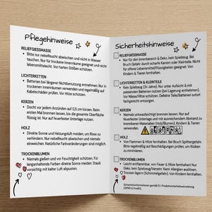 Puede incluir: Taza de cerámica blanca con asa negra y la frase "But First, Coffee" en negro. La taza se muestra sobre un fondo borroso, sugiriendo un ambiente acogedor.