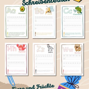 Puede incluir: Un conjunto de hojas de trabajo educativas del alfabeto con las letras A, B, C, H, Z y W. Cada página incluye una ilustración de animal o fruta, líneas de trazado para letras mayúsculas y minúsculas, y datos en alemán. El título dice 26 Seiten zum Schreibenlernen.