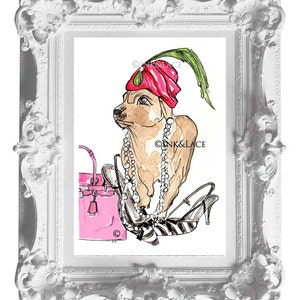 Puede incluir: Ilustración en acuarela de un perro con un turbante rojo con una pluma verde, un collar de perlas y tacones altos. También se presenta un bolso rosa y zapatos con estampado de cebra. La obra de arte está enmarcada en un marco blanco ornamentado.