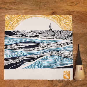 Linosnede: oceaanzonsondergang: handgemaakte strandhuiskunst (9 x 9,5)